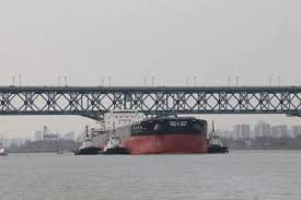 LargestShipPassingUnderNanJingBridge03.png