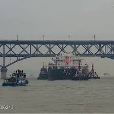 LargestShipPassingUnderNanJingBridge02.png