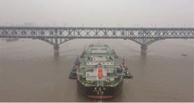 六万吨海轮过南京桥.jpeg